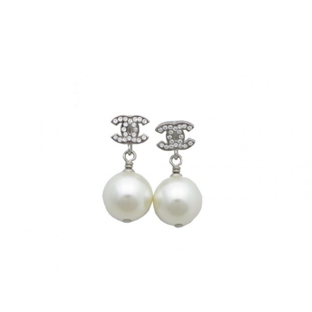 NEUF BOUCLES D OREILLES CHANEL A36138 Y02005 Z2354 LOGO CC PERLES EARRINGS 320€