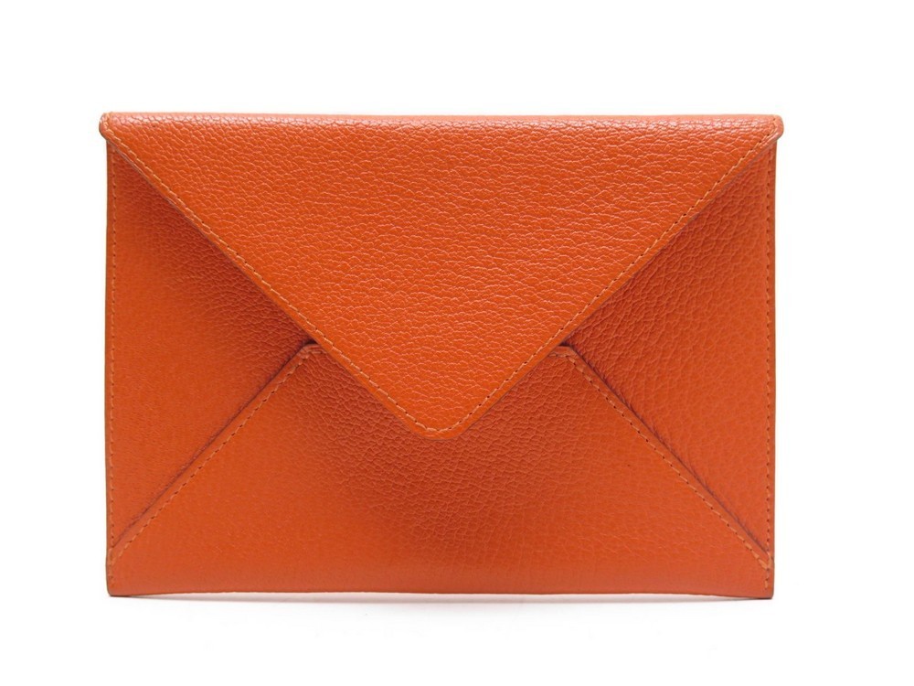 HERMÈS. Pochette enveloppe en cuir gold. Haut. : 11 cm …