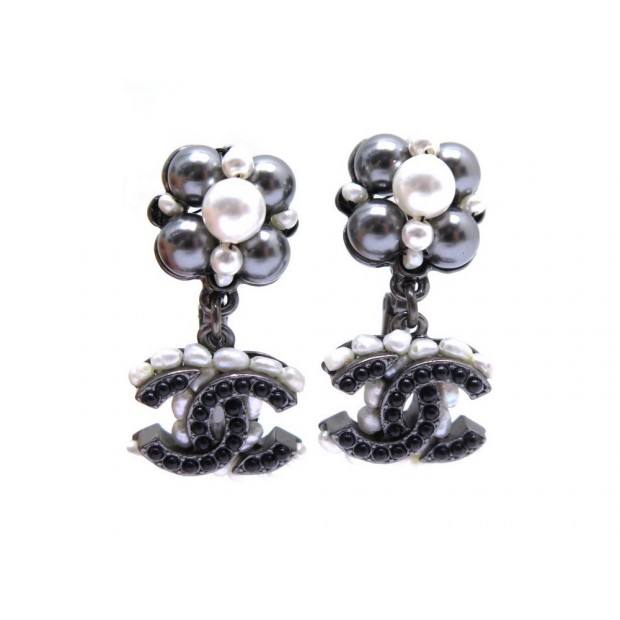 NEUF BOUCLES D OREILLES CHANEL PERLES ET LOGO CC EN METAL + BOITE EARRINGS 790€