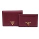 PORTEFEUILLE + PORTE CARTES PRADA CUIR SAFFIANO BORDEAUX CARD HOLDER WALLET 510€