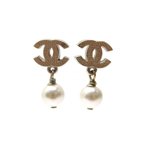 NEUF BOUCLES D'OREILLES CHANEL LOGO CC METAL DORE ET PERLES PEARLS EARRINGS 320€