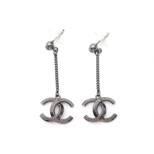 NEUF BOUCLES D OREILLE CHANEL LOGO CC PENDANTES METAL GRIS + BOITE EARRINGS 420€