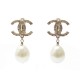 BOUCLES D OREILLE CHANEL PENDANTE LOGO CC PERLE 