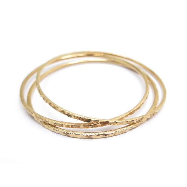 TRIO DE BRACELETS MARTELES EN OR JAUNE 18K 29 GR SET OF 3 HAMMERED YELLOW GOLD