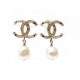 BOUCLES D'OREILLES CHANEL LOGO CC ET PERLES EN METAL DORE GOLDEN EARINGS 420€