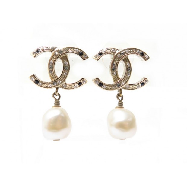 BOUCLES D'OREILLES CHANEL LOGO CC ET PERLES EN METAL DORE GOLDEN EARINGS 420€