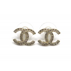 NEUF BOUCLES D OREILLES CHANEL LOGO CC STRASS & METAL DORE GOLDEN EARRINGS 350€
