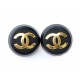 BOUCLES D'OREILLES CHANEL LOGO CC EN METAL DORE ET RESINE NOIR EARRINGS 420€