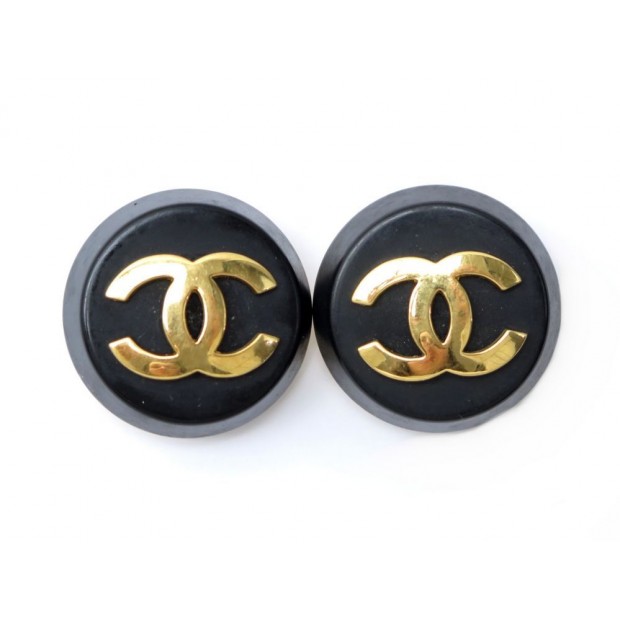 BOUCLES D'OREILLES CHANEL LOGO CC EN METAL DORE ET RESINE NOIR EARRINGS 420€