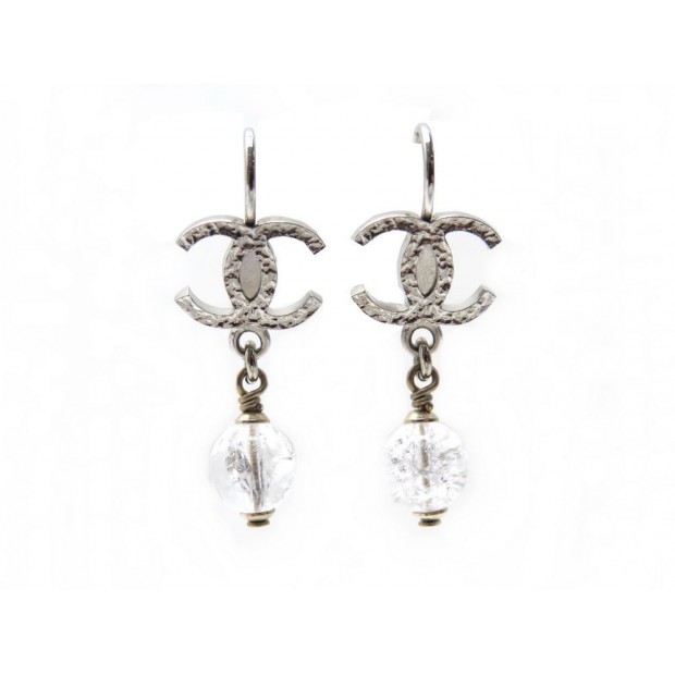 NEUF BOUCLES D OREILLES CHANEL PENDANTES LOGO CC ET PERLES EN METAL ARGENTE 420€