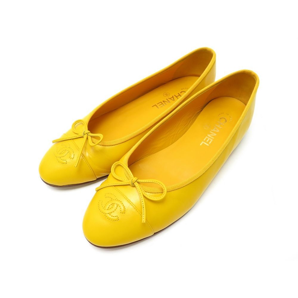 Patent leather ballet flats Chanel Yellow size 39.5 EU in Patent