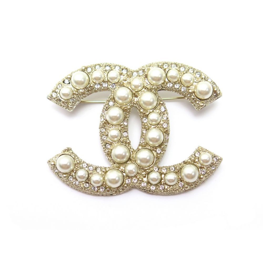 broche chanel logo en metal dore perles
