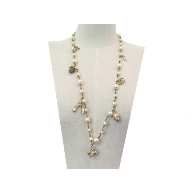 COLLIER CHANEL SAUTOIR BRELOQUES ET PERLES 82 CM EN METAL DORE NECKLACE 1150€