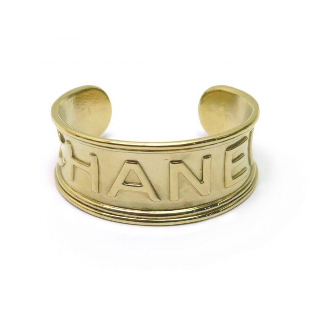 BRACELET CHANEL MANCHETTE OUVERTE T17 EN METAL DORE GOLDEN LOGO BANGLE 1250€