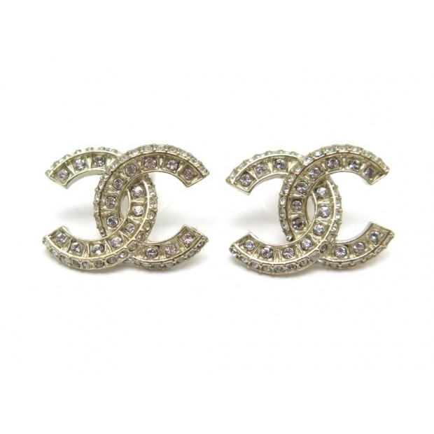 NEUF BOUCLES D OREILLE CHANEL LOGO CC STRASS EN METAL DORE GOLDEN EARRINGS 390€