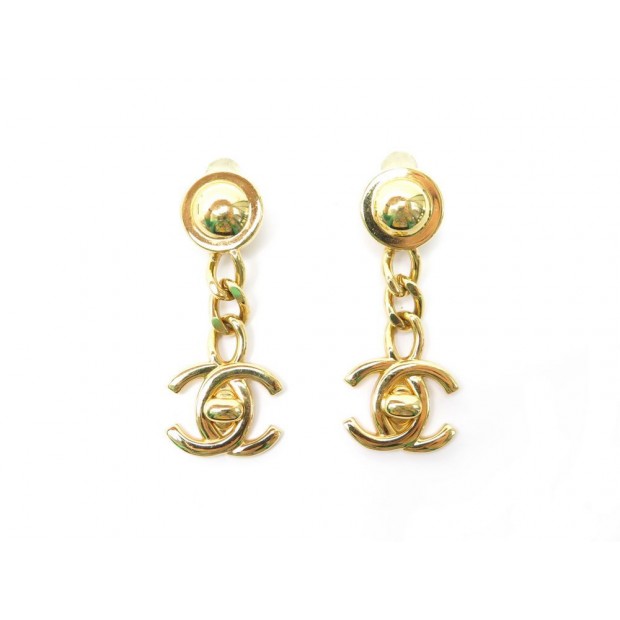 BOUCLES D'OREILLES CHANEL TIMELESS LOGO CC EN METAL DORE CHAINE EARRINSG 490€