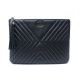 NEUF POCHETTE CHANEL V CHEVRON CUIR NOIR 