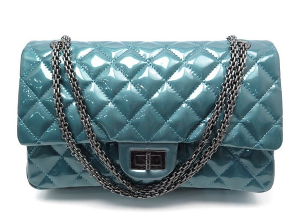 sac a main chanel maxi 2.55 cuir vernis matelasse bleu
