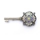 BROCHE CHANEL CLE EN METAL ARGENTE ET RESINE NOIR SILVER KEY BROOCH 800€