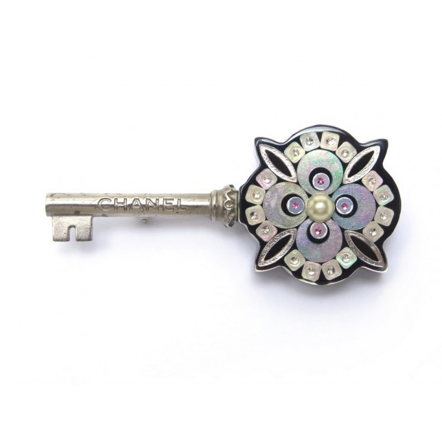 BROCHE CHANEL CLE EN METAL ARGENTE ET RESINE NOIR SILVER KEY BROOCH 800€