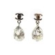 BOUCLES D'OREILLES CHANEL LOGO CC PENDANTE STRASS EN METAL ARGENTE EARRINGS 570€