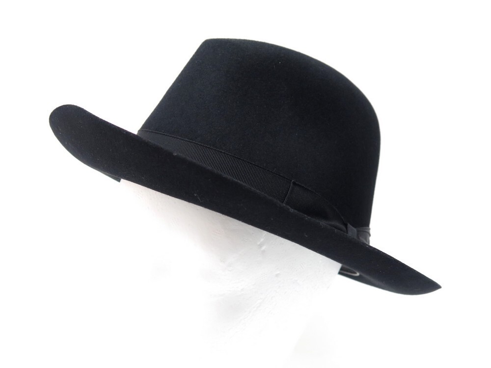 Bid Now: HERMÈS Chapeau en feutre noir agrémenté de cuir d'agneau (taille 56) Black felt hat