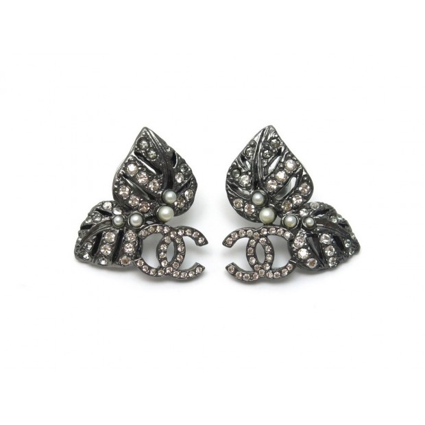 NEUF BOUCLES D OREILLES CHANEL CANON DE FUSIL LOGO CC FEUILLE METAL STRASS 425€