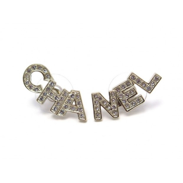 NEUF BOUCLES D'OREILLES CHANEL LETTRES STRASS METAL DORE + BOITE EARRINGS 610€