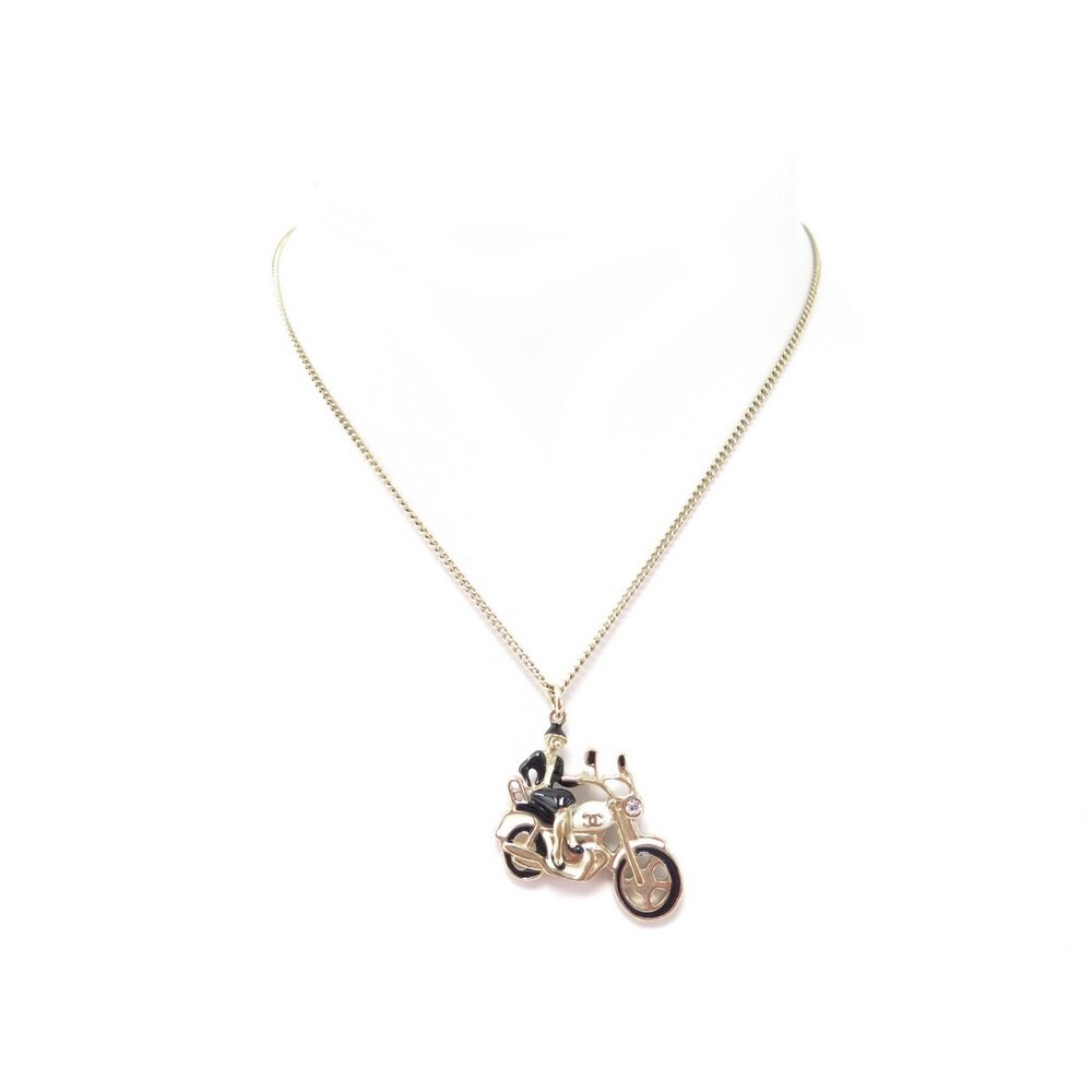 collier chanel coco rider pendentif moto metal