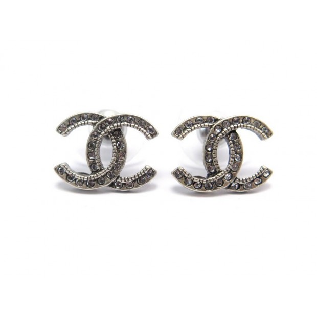 NEUF BOUCLES D OREILLES CHANEL LOGO CC STRASS EN METAL ARGENTE NEW EARRINGS 350€