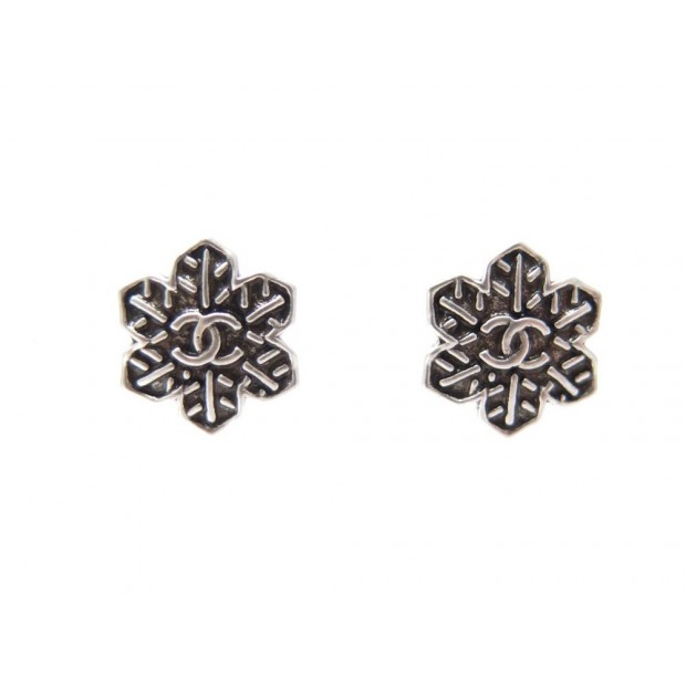 NEUF BOUCLES D OREILLES CHANEL LOGO CC FLOCONS DE NEIGE SNOWFLAKE EARRINGS 350€