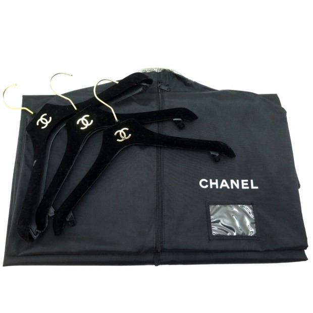 LOT CHANEL 3 CINTRES + 1 HOUSSE EN TOILE NOIR PORTE VETEMENTS 3 HANGERS 1 COVER