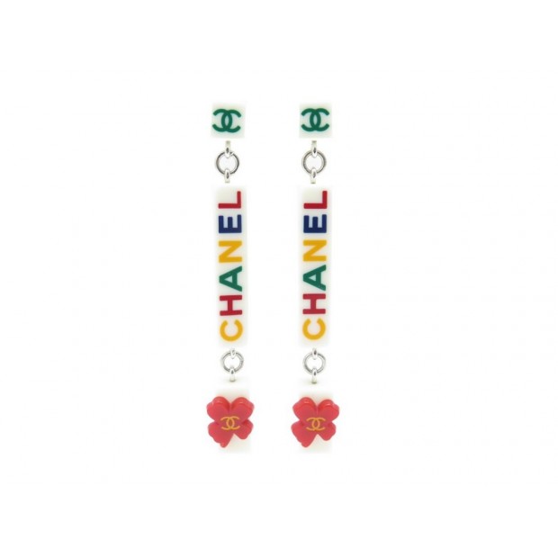 NEUF BOUCLES D'OREILLES CHANEL PENDANTES LOGO CC TREFLE EN RESINE BEIGE EARRINGS