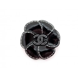 BROCHE CHANEL CAMELIA LOGO CC EN RESINE NOIR BROOCH BLACK FLOWER 590€