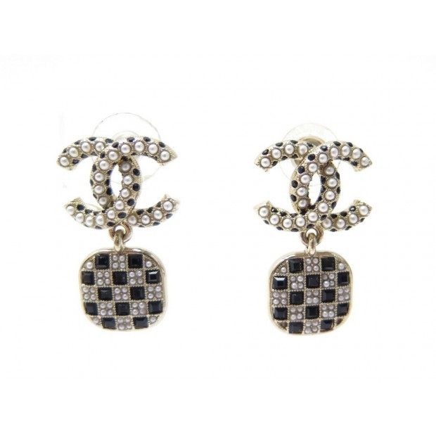 NEUF BOUCLES D'OREILLES CHANEL LOGO CC PERLES & STRASS DORE NEW EARRINGS 710€