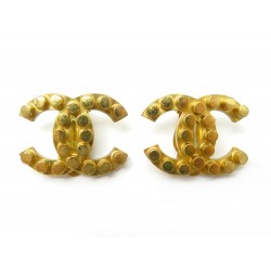 GRANDES BOUCLES D'OREILLES CHANEL LOGO CC 2002 METAL DORE GOLDEN EARRINGS 490€