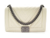 sac a main chanel grand boy en cuir chevron creme