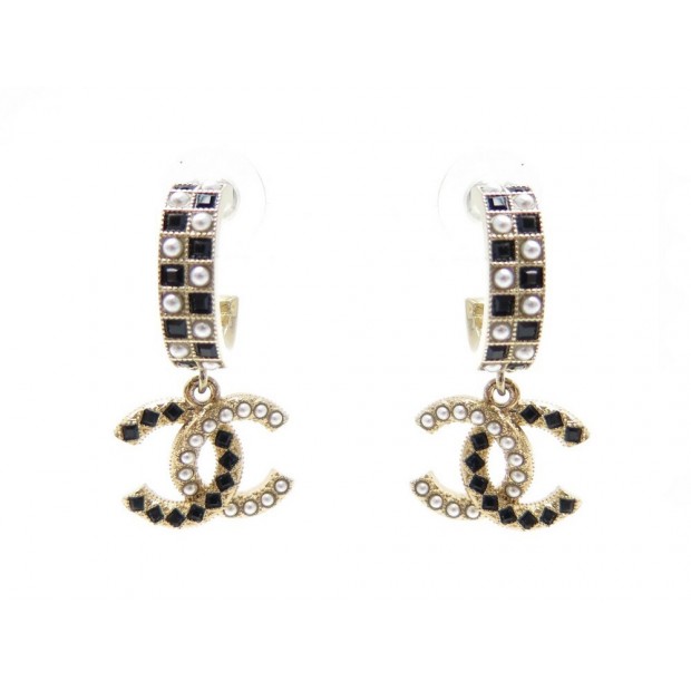 NEUF BOUCLES D'OREILLES CHANEL LOGO CC PERLES & STRASS METAL DORE EARRINGS 710€