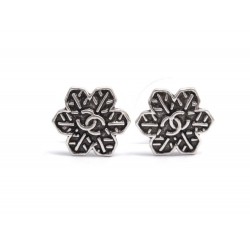 NEUF BOUCLES D'OREILLES CHANEL LOGO CC FLOCONS DE NEIGE SNOWFLAKE EARRINGS 350€