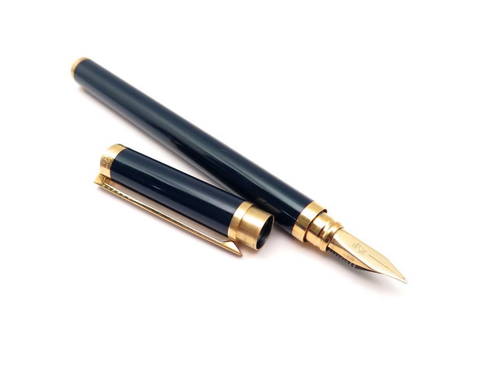 An S T Dupont Poudre D'or Monte pocket lighter, Laque de Chine style plume, L2, 045290