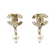 BOUCLES D'OREILLES CHANEL LOGO CC & PERLES EN METAL DORE GOLDEN EARRINGS 470€