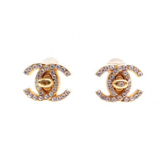 BOUCLES D'OREILLES CHANEL 1996 LOGO CC TIMELESS STRASS METAL DORE EARRINGS 420€