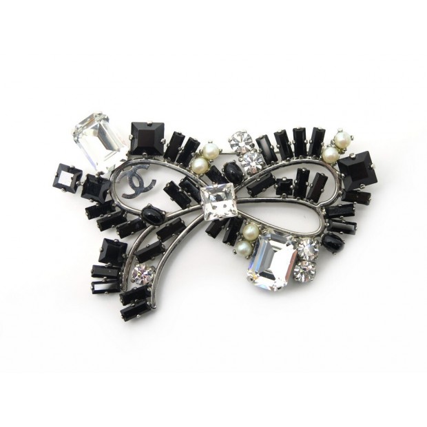 NEUF BROCHE CHANEL NOEUD EN METAL ARGENTE ET PIERRES NOIRES NEW BROOCH 690€