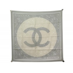 FOULARD CHANEL LOGO CC EN SOIE GRISE CARRE 90 CM + BOITE GREY SILK SCARF 380€