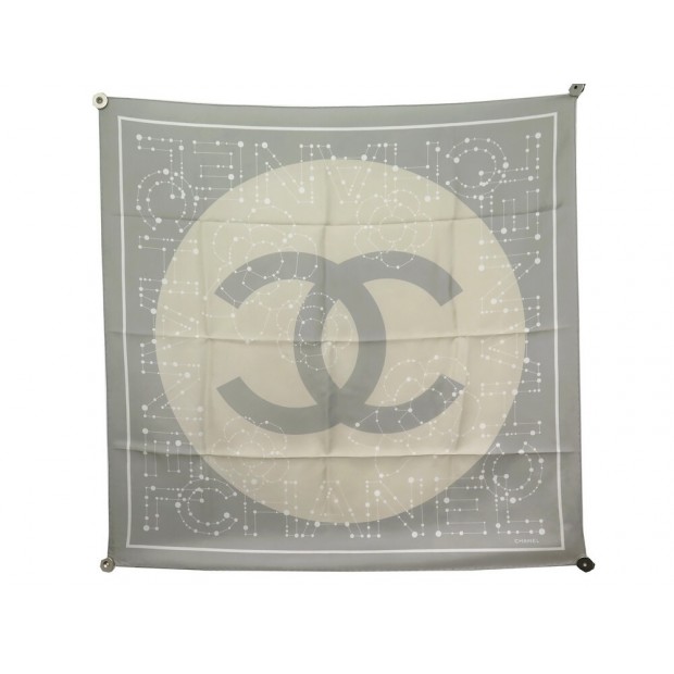 FOULARD CHANEL LOGO CC EN SOIE GRISE CARRE 90 CM + BOITE GREY SILK SCARF 380€