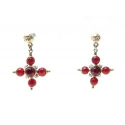 BOUCLES D'OREILLES CHANEL PERLES ROUGES LOGO CC EN METAL DORE EARRINGS 530€