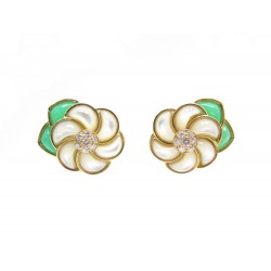 NEUF BOUCLES D'OREILLES VAN CLEEF & ARPELS FLEURS NACRE OR ET DIAMANTS EARRINGS