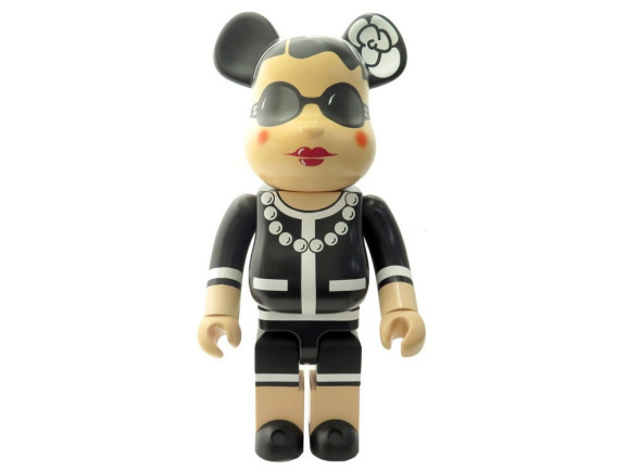 figurine chanel bearbrick camelia karl lagerfeld