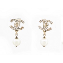 BOUCLES D'OREILLES CHANEL PENDANTES PERLES LOGO CC STRASS EN METAL DORE 490€