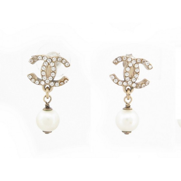 BOUCLES D'OREILLES CHANEL PENDANTES PERLES LOGO CC STRASS EN METAL DORE 490€